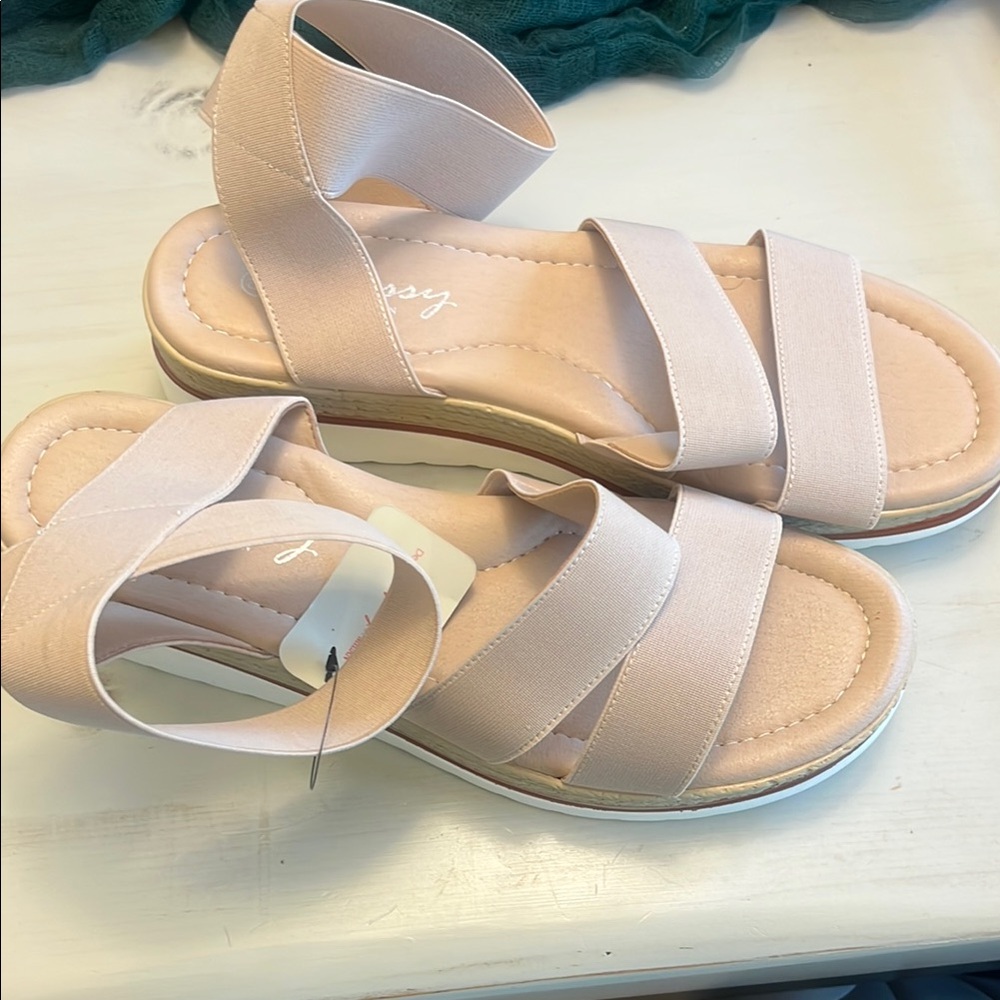 Reef Cream Sandals with Crisscross Straps and Ankle Support